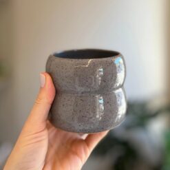 Copo de cerâmica cinza Onda Dupla Esmo Design Autoral