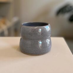 Copo de cerâmica cinza Onda Dupla Esmo Design Autoral