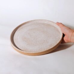 Prato Reto de cerâmica Esmo com bordas verticais, acabamento salpicado e base em argila natural Esmo.