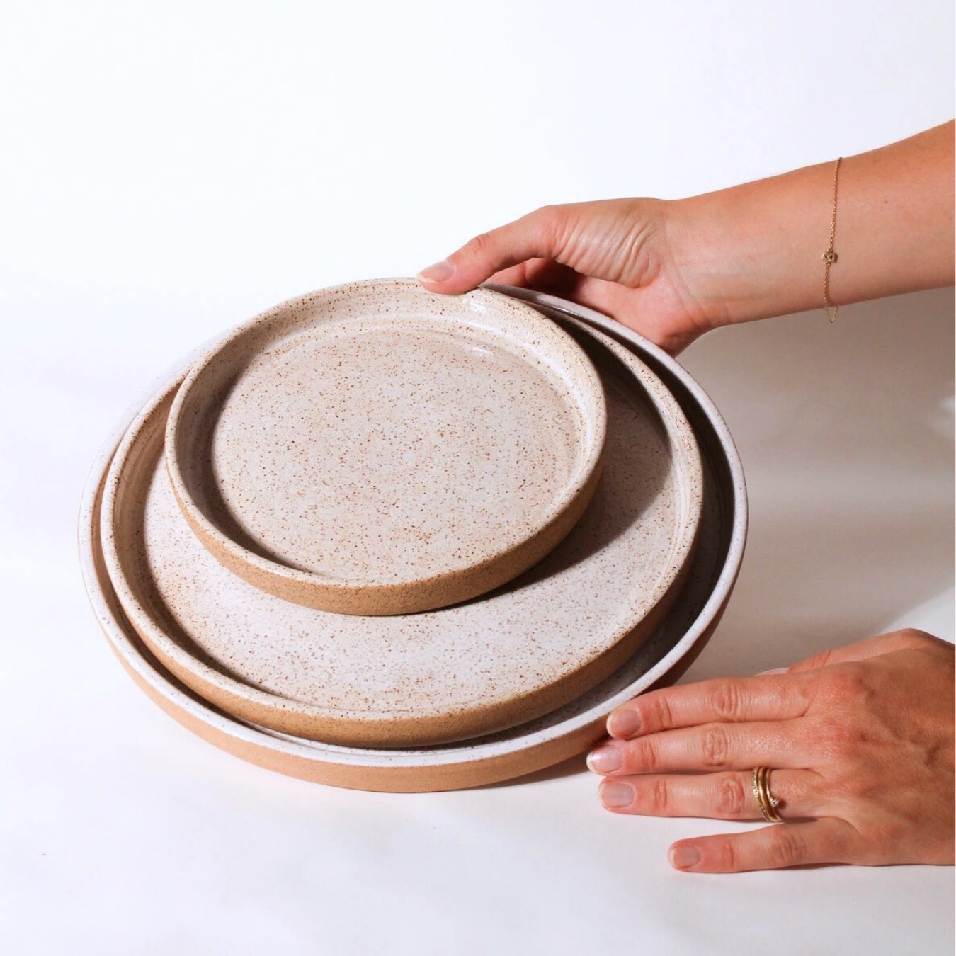 3 Pratos Retos de cerâmica branca Esmo com bordas verticais, acabamento salpicado e base em argila tabaco.