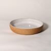 Prato Sobremesa de cerâmica com bordas altas retas, interior em esmalte branco e exterior em argila tabaco natural.